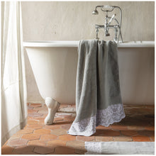 Carica l'immagine nel visualizzatore di Gallery, Tappeto da bagno Dentelle Aquarelle