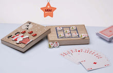 Carica l'immagine nel visualizzatore di Gallery, Scatola con carte da gioco e dadi
