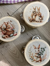 Carica l&#39;immagine nel visualizzatore di Gallery, Uovo nocciolato cioccolato a latte 300 gr + tamburello
