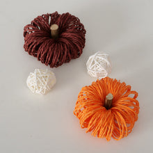 Carica l&#39;immagine nel visualizzatore di Gallery, Zucca decorative in carta e legno
